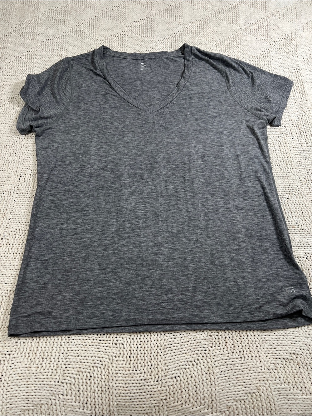 GAP Fit Breathe Women's V-Neck Short Sleeve Tee Gray